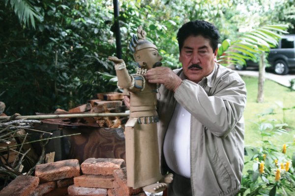 Art restorer, Brígido Lara.